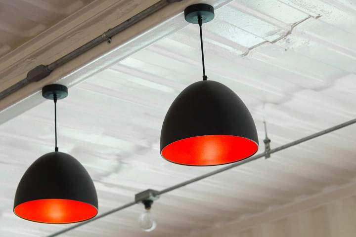 Des luminaires d’intérieur ou d’extérieur en métal.